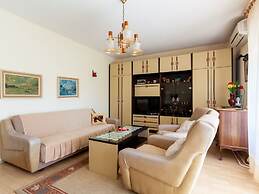 Spacious Holiday Home near Sea