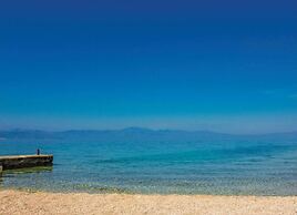 Spacious Holiday Home near Sea
