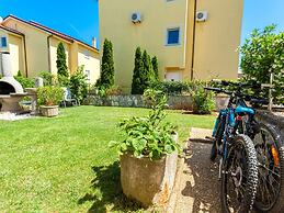 Modern Apartment With Roof Terrace Near the Beach