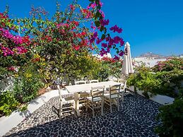 Villa in Santorini With Stunning Outdoor Kitchen