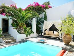 Villa in Santorini With Stunning Outdoor Kitchen