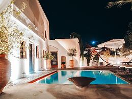 Villa in Santorini With Stunning Outdoor Kitchen