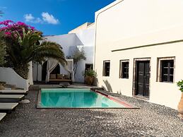 Villa in Santorini With Stunning Outdoor Kitchen