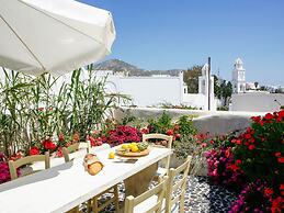 Villa in Santorini With Stunning Outdoor Kitchen