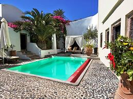 Villa in Santorini With Stunning Outdoor Kitchen