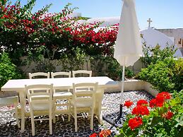 Villa in Santorini With Stunning Outdoor Kitchen