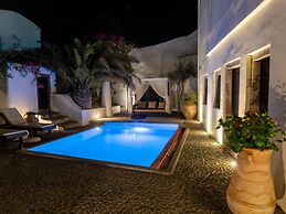 Villa in Santorini With Stunning Outdoor Kitchen