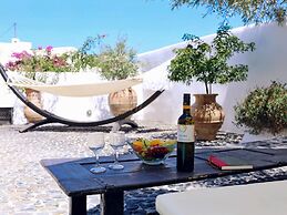 Villa in Santorini With Stunning Outdoor Kitchen