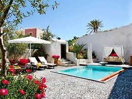 Villa in Santorini With Stunning Outdoor Kitchen