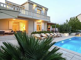 Beautiful Villa 100m From the sea