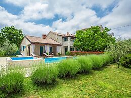 Roofed Villa in Istria With Private Pool