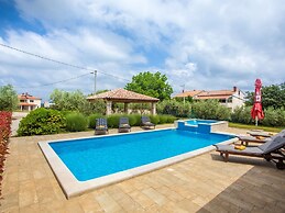 Roofed Villa in Istria With Private Pool