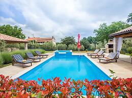 Roofed Villa in Istria With Private Pool