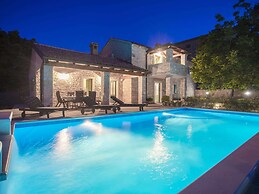 Roofed Villa in Istria With Private Pool