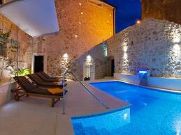 Sea-view Villa in Bol with Hot Tub, Sauna, Whirlpool