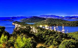 Nice Apartment With Roofed Terrace, Near the Sea