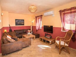 Adorable Holiday Home With Private Swimming Pool & Terrace