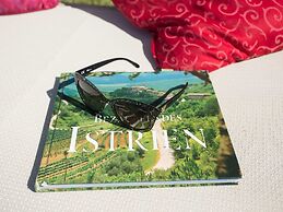 Adorable Holiday Home With Private Swimming Pool & Terrace