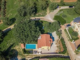 Adorable Holiday Home With Private Swimming Pool & Terrace