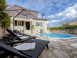Lovely Stone House With Private Swimming Pool