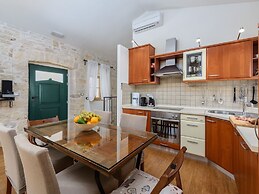 Lovely Stone House With Private Swimming Pool