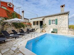 Lovely Stone House With Private Swimming Pool