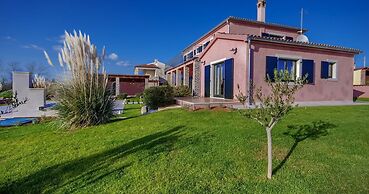 Gorgeous Villa With Private Swimming Pool and Covered Terrace