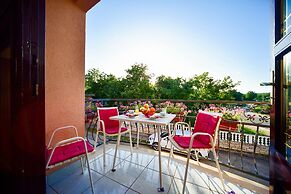 Spacious Apartment With Private Pool