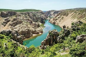 Spacious Apartment With Private Pool