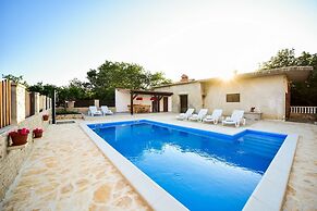 Spacious Apartment With Private Pool