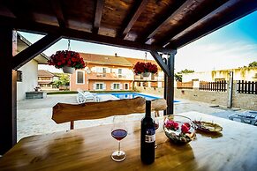 Spacious Apartment With Private Pool