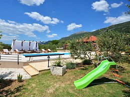 Attractive Villa in Kastel Luksic on Mount Kozjak