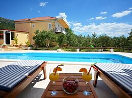 Attractive Villa in Kastel Luksic on Mount Kozjak