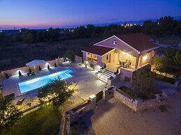 Cosy Holiday Home in Policnik With Pool