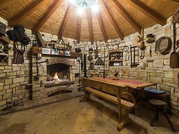 Cosy Holiday Home in Policnik With Pool