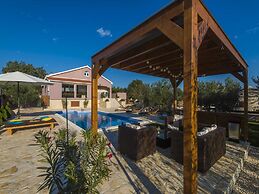 Cosy Holiday Home in Policnik With Pool