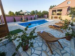 Cosy Holiday Home in Policnik With Pool