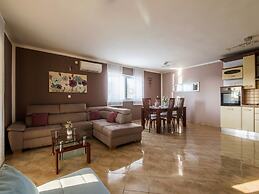 Cosy Holiday Home in Policnik With Pool