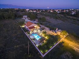 Cosy Holiday Home in Policnik With Pool