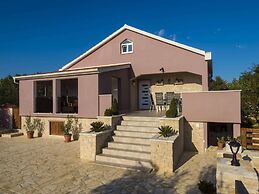 Cosy Holiday Home in Policnik With Pool