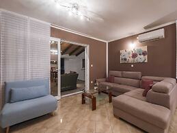 Cosy Holiday Home in Policnik With Pool