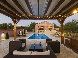 Cosy Holiday Home in Policnik With Pool