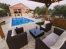 Cosy Holiday Home in Policnik With Pool