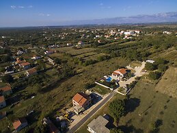 Cosy Holiday Home in Policnik With Pool