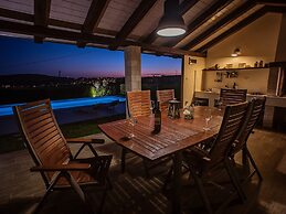 Charming Villa With Private Pool