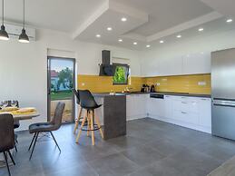 Swanky Villa in Turanj With Private Swimming Pool