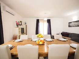 Charming Holiday Home in Prkos With Swimming Pool