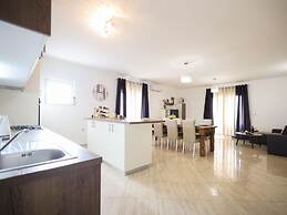 Charming Holiday Home in Prkos With Swimming Pool