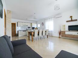 Charming Holiday Home in Prkos With Swimming Pool