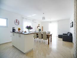 Charming Holiday Home in Prkos With Swimming Pool